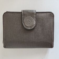 Carteira clutch Kipling cinza metálico revestida de lona três dobras com zíper, usado comprar usado  Enviando para Brazil