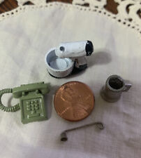Mezclador de pie vintage en miniatura para casa de muñecas, teléfono, bolígrafo y vela a desnudo segunda mano  Embacar hacia Argentina