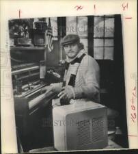 Foto de imprensa 1970 Jim Crowley toca piano em parque de diversões, Scranton, PA comprar usado  Enviando para Brazil