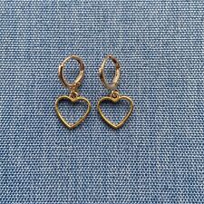 Brincos de argola Huggie de ouro com berloque de contorno de coração dourado comprar usado  Enviando para Brazil