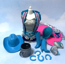 Roupas e acessórios da Barbie: chapéu de cowboy divertido ocidental, botas, capacete de equitação comprar usado  Enviando para Brazil