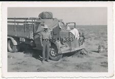 Foto Afrika Korps Soldat mit Strohhut am Opel Blitz LKW in der Wüste ... comprar usado  Enviando para Brazil