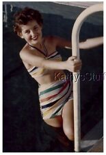 Foto de color P_6463 mujer bonita en traje de baño en la piscina escalera segunda mano  Embacar hacia Argentina