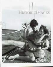 1982 Press Photo Homem e mulher a bordo de um barco tirando fotos com câmera, usado comprar usado  Enviando para Brazil