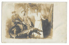 Cartão postal RPPC estúdio adereço 2 homens segurando jacaré senhora com chicote comprar usado  Enviando para Brazil