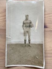 Foto de hombre en uniforme de rugby de principios del siglo XX con pelota 14x8 cm segunda mano  Embacar hacia Argentina