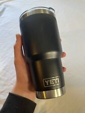 Copo de aço inoxidável YETI 30 oz com tampa deslizante Mag - Preto com logotipo, usado comprar usado  Enviando para Brazil