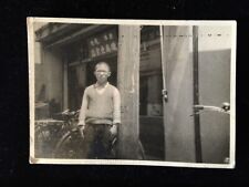Foto vintage japonesa #2000 década de 1940/menino loja de óculos beirais de bicicleta comprar usado  Enviando para Brazil