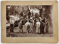 Hombres y mujeres jóvenes, estudiantes posando en un árbol muerto, bicicleta fotografía antigua 1895 segunda mano  Embacar hacia Argentina