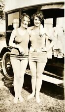 Foto instantânea vintage linda flapper mulheres maiôs pose por carro antigo década de 1920 comprar usado  Enviando para Brazil