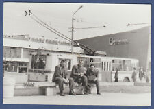 Bonitos militares no banco perto de trólebus foto soviética vintage URSS comprar usado  Enviando para Brazil