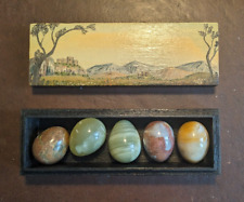 Caja de madera pintada a mano con 5 huevos minerales. Excelente estado. segunda mano  Embacar hacia Argentina