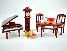 Lote de muebles en miniatura vintage para casa de muñecas mesa y sillas reloj piano comedor segunda mano  Embacar hacia Spain