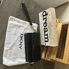 DKNY Bolsa Logotipo Couro Falso Preto Pebbled Carteira Snap Pulseira + Bolsa de Pó Nova Sem etiquetas - Leia comprar usado  Enviando para Brazil