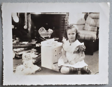 Menina fofa ~Forno de brinquedo ~ Boneca bebê ~ Foto instantânea vintage de Natal dos anos 1940 comprar usado  Enviando para Brazil