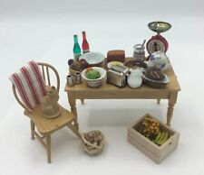 Usado, Mesa, silla y accesorios de cocina para casa de muñecas segunda mano  Embacar hacia Argentina