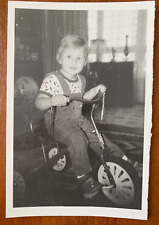 Lindo menino anda de triciclo infantil foto vintage, usado comprar usado  Enviando para Brazil