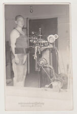 Hombre frente a un torno o algún tipo de máquina herramienta instantánea foto antigua, usado segunda mano  Embacar hacia Argentina