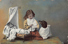 Cartão postal de 1907 menina alimentando cachorro Dachshund usando babador por sua pequena cama comprar usado  Enviando para Brazil
