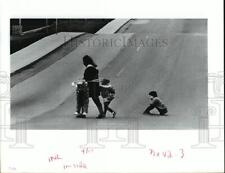 1994 Press Photo No Legs-Kevin acompanha mãe e irmã atravessando a rua comprar usado  Enviando para Brazil