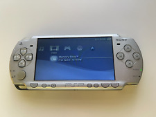 Sistema portátil delgado plateado hielo Sony PSP 2000 + cargador batería nueva 8 GB, usado segunda mano  Embacar hacia Argentina
