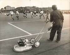 1971 Foto de prensa cortadora de césped en campo sintético fútbol juego Londres , usado segunda mano  Embacar hacia Argentina