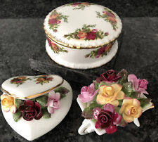 Royal Albert vecchie rose country, fiori, carriola, cuore, scatole portabevande in perfette condizioni usato  Spedire a Italy
