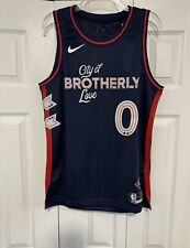 Camiseta deportiva Tyrese Maxey Philadelphia 76ers Sixers Brotherly Love City azul marino, usado segunda mano  Embacar hacia Argentina