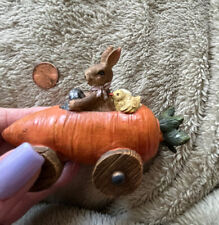 Usado, Estatuilla de conejito de Pascua montando en un coche de zanahoria con una pollita y un huevo segunda mano  Embacar hacia Argentina