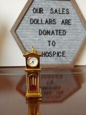 Reloj de abuelo miniatura de latón platino 4,25" de escritorio casa de muñecas segunda mano  Embacar hacia Argentina