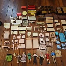Más de 100 muebles en miniatura de colección para casa de muñecas y 8 mini muñecas familiares segunda mano  Embacar hacia Mexico
