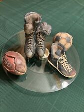 Estatuetas vintage de equipamentos esportivos de resina. Bola de futebol, patins, sapatos e futebol, usado comprar usado  Enviando para Brazil