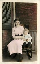 Postal RPPC coloreada a mano joven madre e hijo en mecedora década de 1910 sin publicar, usado segunda mano  Embacar hacia Argentina