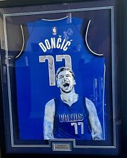 Camiseta deportiva autografiada y enmarcada de Luka Doncic de Mavs con enorme mural pintado a mano BAS LOA, usado segunda mano  Embacar hacia Argentina