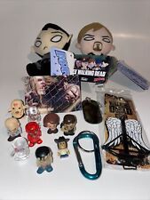 15 itens de Walking Dead - 9 Chibis, 2 Plush, Daryl Crossbow Keychain, Glenn Dog Tag comprar usado  Enviando para Brazil