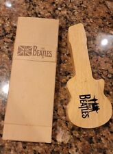 Usado, Reloj de exhibición con logotipo y bisel dorado de los Beatles en guitarra de madera segunda mano  Embacar hacia Argentina