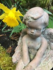Usado, timeworn~pequena estátua de jardim antiga de cimento bebê cupido com asas pátina gasto! comprar usado  Enviando para Brazil