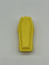 Caixão de plástico vintage Mr Bones recipiente de doces amarelo vazio Fleer década de 1970 bom comprar usado  Enviando para Brazil
