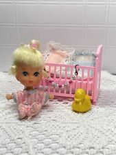 Mattel 1965 Liddle Kiddle Baby Diddle raro con cuentas, cuna, manta, almohada y pato segunda mano  Embacar hacia Argentina