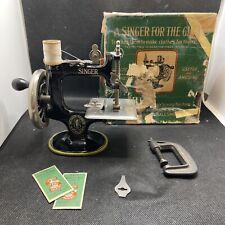 Antigua máquina de coser vintage cantante vendedor muestra niños juguete manivela caja segunda mano  Embacar hacia Argentina