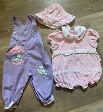 Lote de 3 peças de roupas vintage para bebês babadores roxos aplique pássaros tamanho 0-6 meses e macacão rosa comprar usado  Enviando para Brazil