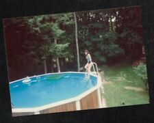 Fotografía Vintage Sexy Mujer en traje de baño de pie en escalera en la piscina segunda mano  Embacar hacia Argentina