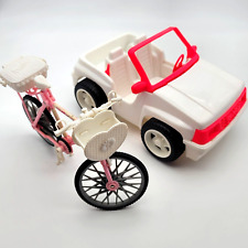 Muñeca Barbie Jeep Coche Blanco y Rosa Mattel y Bicicleta con Cestas segunda mano  Embacar hacia Argentina