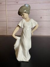 Estatueta Nao by Lladro How Pretty Girl in Dress acabamento brilhante 1110, usado comprar usado  Enviando para Brazil