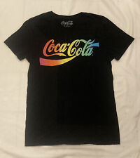 Usado, Camiseta Coca-Cola Retrô Feminina Média Logotipo Gradiente Arco-íris Gráfico Nova comprar usado  Enviando para Brazil