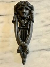 ¿Diosa griega Medusa? Pieza victoriana estilo periodo de hierro fundido llamador de puerta de colección segunda mano  Embacar hacia Argentina