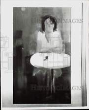 Foto de prensa 1955 chica sin rostro en una mesa de café, pintada por Eliano Fantuzzi, usado segunda mano  Embacar hacia Argentina