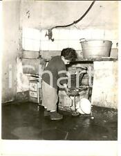 1960 ca COSTUME GENOVA Bambino nella lavanderia di un palazzo popolare *Foto segunda mano  Embacar hacia Mexico