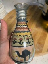 Arte de arena de colores intrincado en capas en botella de vidrio soplado escena de camello del desierto segunda mano  Embacar hacia Argentina