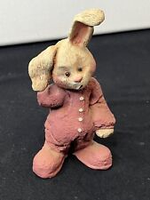 Carved resin bunny d'occasion  Expédié en Belgium